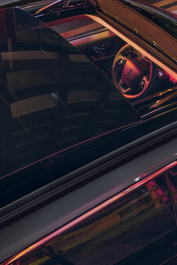 L’éclairage des néons traverse le toit panoramique Vista® en option d’un Lincoln Corsair 2026