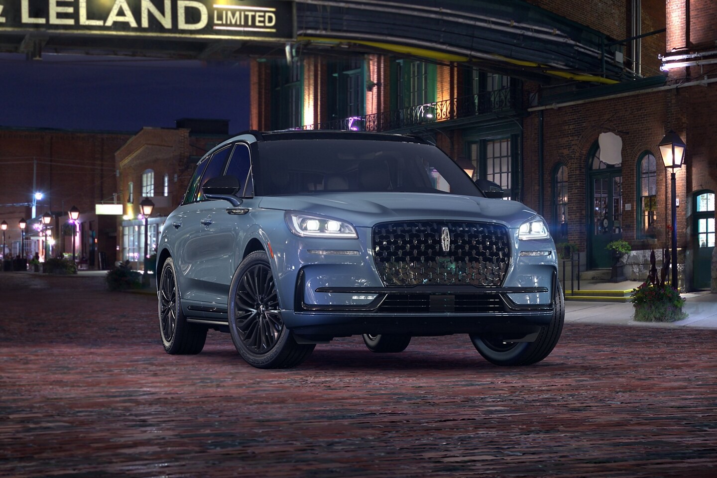 Un Lincoln Corsair Grand Tourisme hybride rechargeable 2026 avec l’ensemble décor Jet en option est stationné dans une ville la nuit