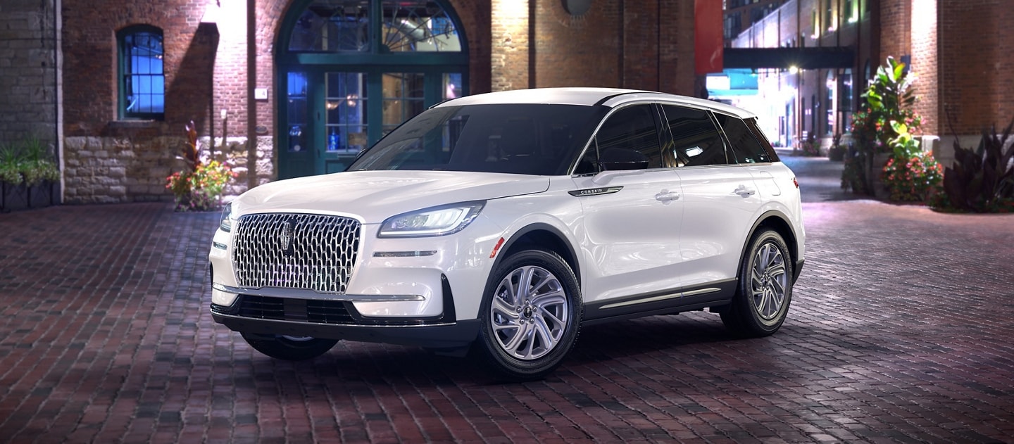 Un modèle Lincoln Corsair 2026 Première est stationné en ville la nuit