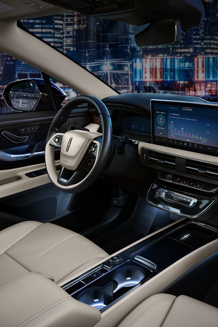 L’intérieur d’un Lincoln Corsair 2026 est présenté avec un intérieur en couleur truffe fumée claire