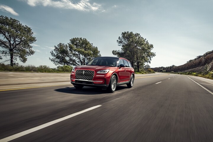 Illustration d’un VUS Lincoln Corsair 2026 circulant sur une route de campagne