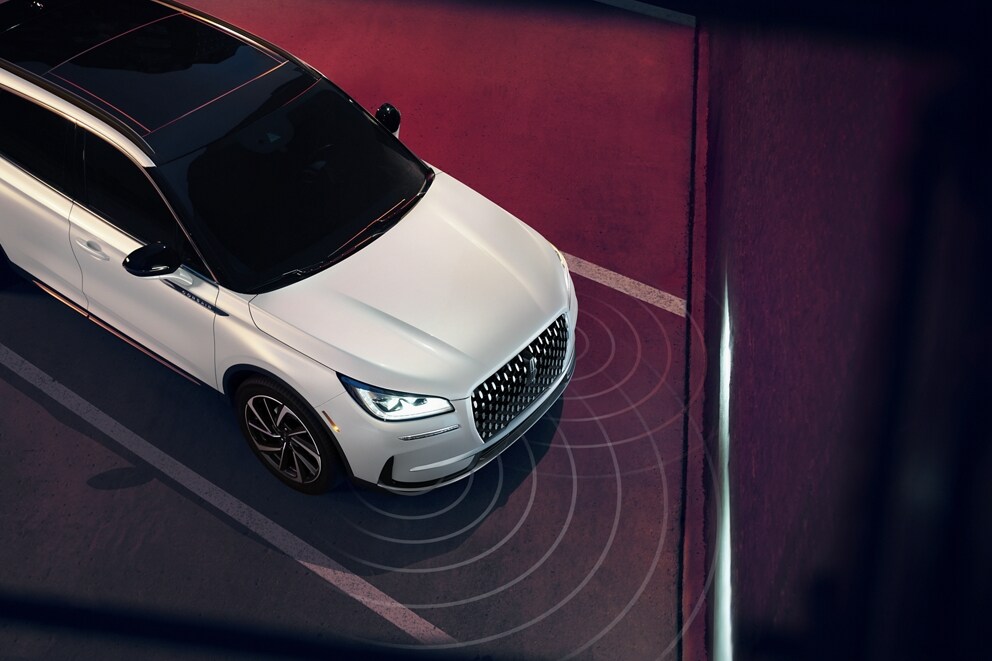 Des ondes de détection simulées sont émises par un Lincoln Corsair Ultra 2026 pour démontrer l’assistance précollision