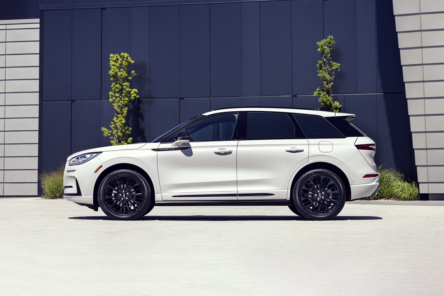 Une vue de profil d’un VUS Lincoln Corsair 2026 montre des lignes élégantes