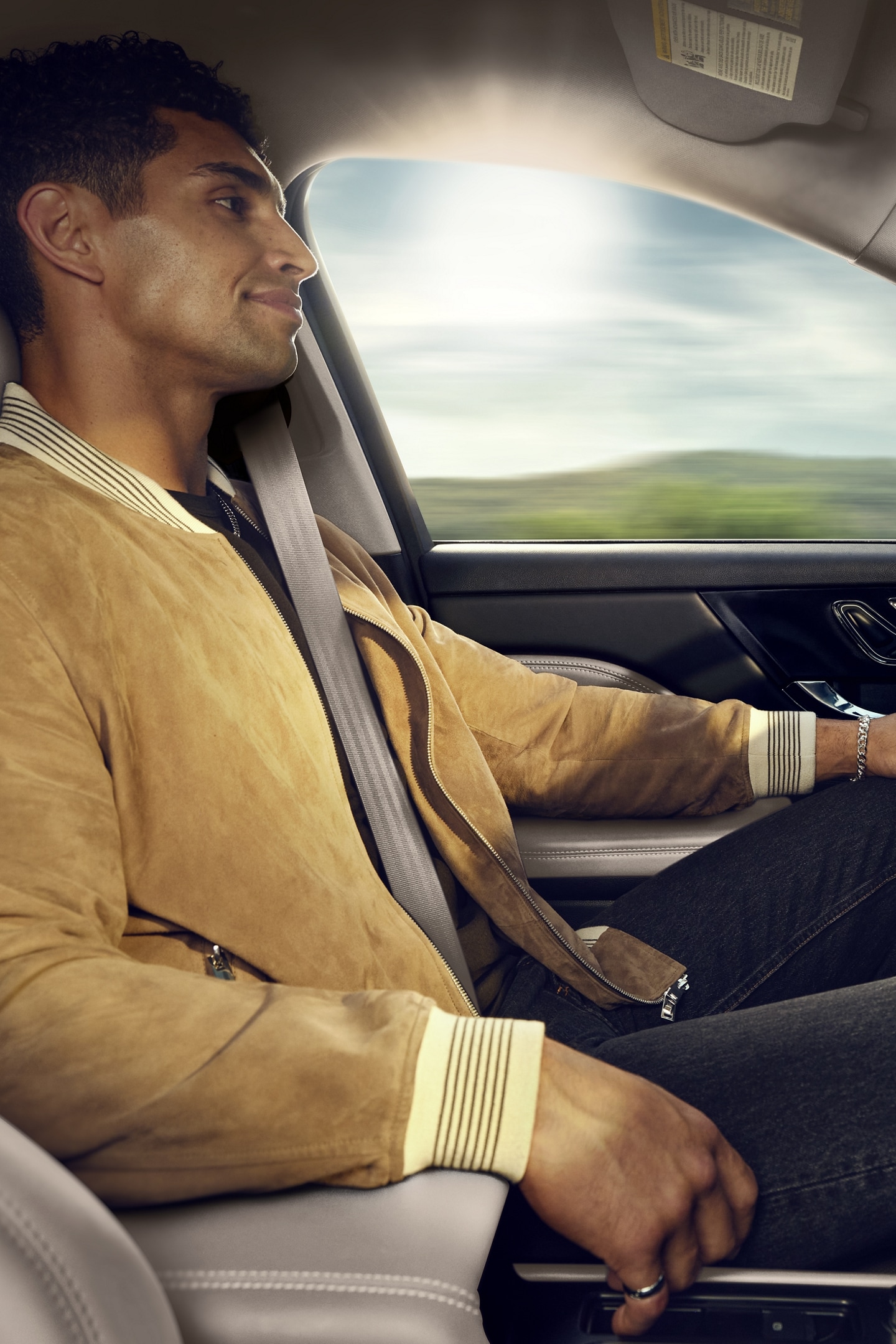 Un conducteur utilisant la conduite sur autoroute à chaussées séparées avec accès restreint mains libres Lincoln BlueCruise