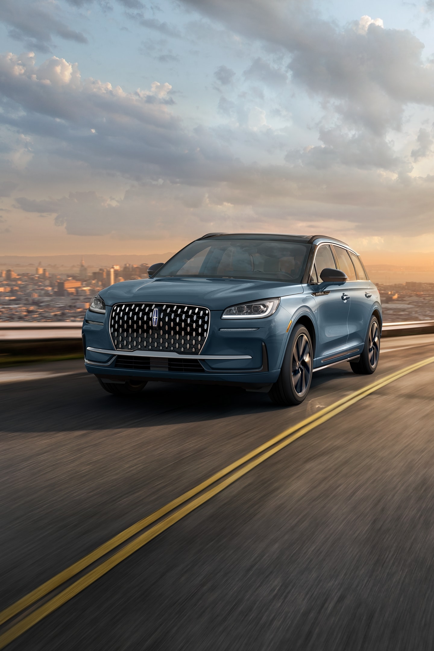 La calandre élégante, unique au modèle hybride rechargeable Lincoln Corsair Grand Tourisme 2026, brille sous la lumière du soleil