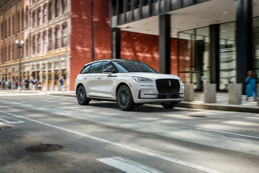 Un Lincoln Corsair 2026 avec l’ensemble décor Jet en option est conduit en ville