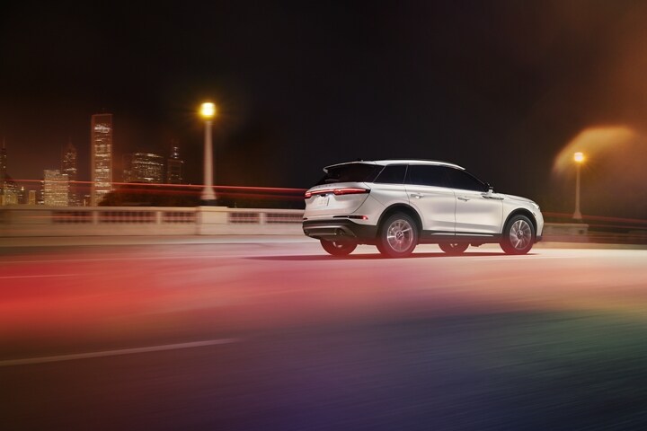 Un modèle Lincoln Corsair Ultra 2026 circulant sur une autoroute la nuit