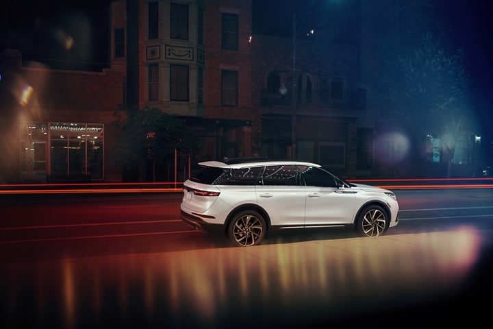 Un Lincoln Corsair 2026 est stationné dans la ville la nuit.