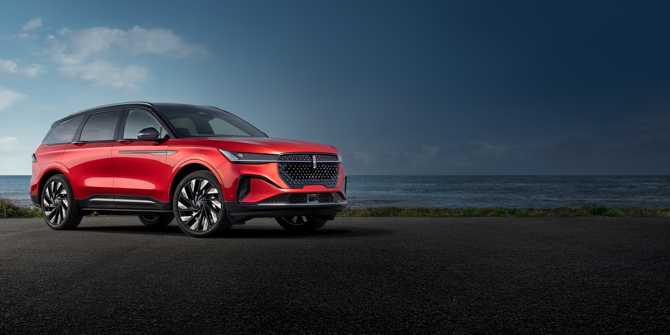 Les roues de 22 pouces d'un VUS Lincoln Nautilus 2024 avec l'ensemble décor Jet en option