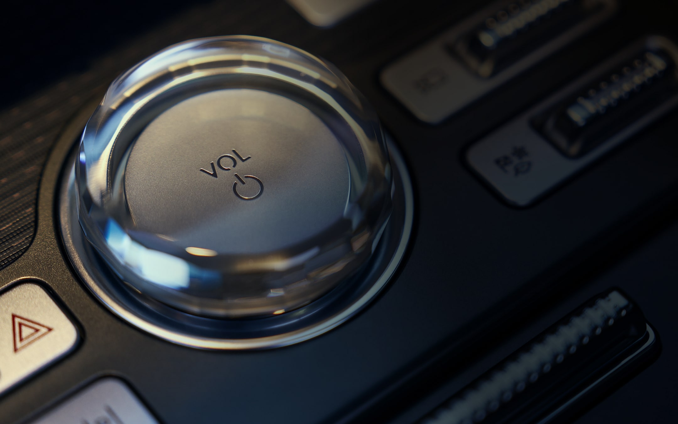 Le bouton de volume du VUS Lincoln Nautilus 2025 est enveloppé dans un matériau inspiré du cristal