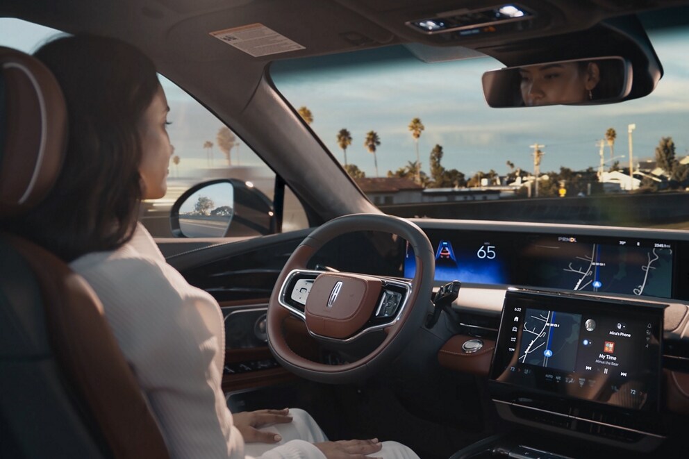 Le conducteur d’un VUS Lincoln Nautilus 2024 utilise la technologie mains libres Lincoln BlueCruise sur une autoroute à chaussées séparées
