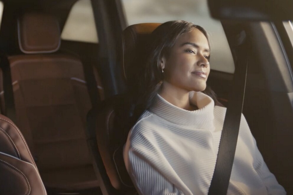 Le conducteur d’un VUS Lincoln Black Label Nautilus 2025 stationné prend un moment de détente