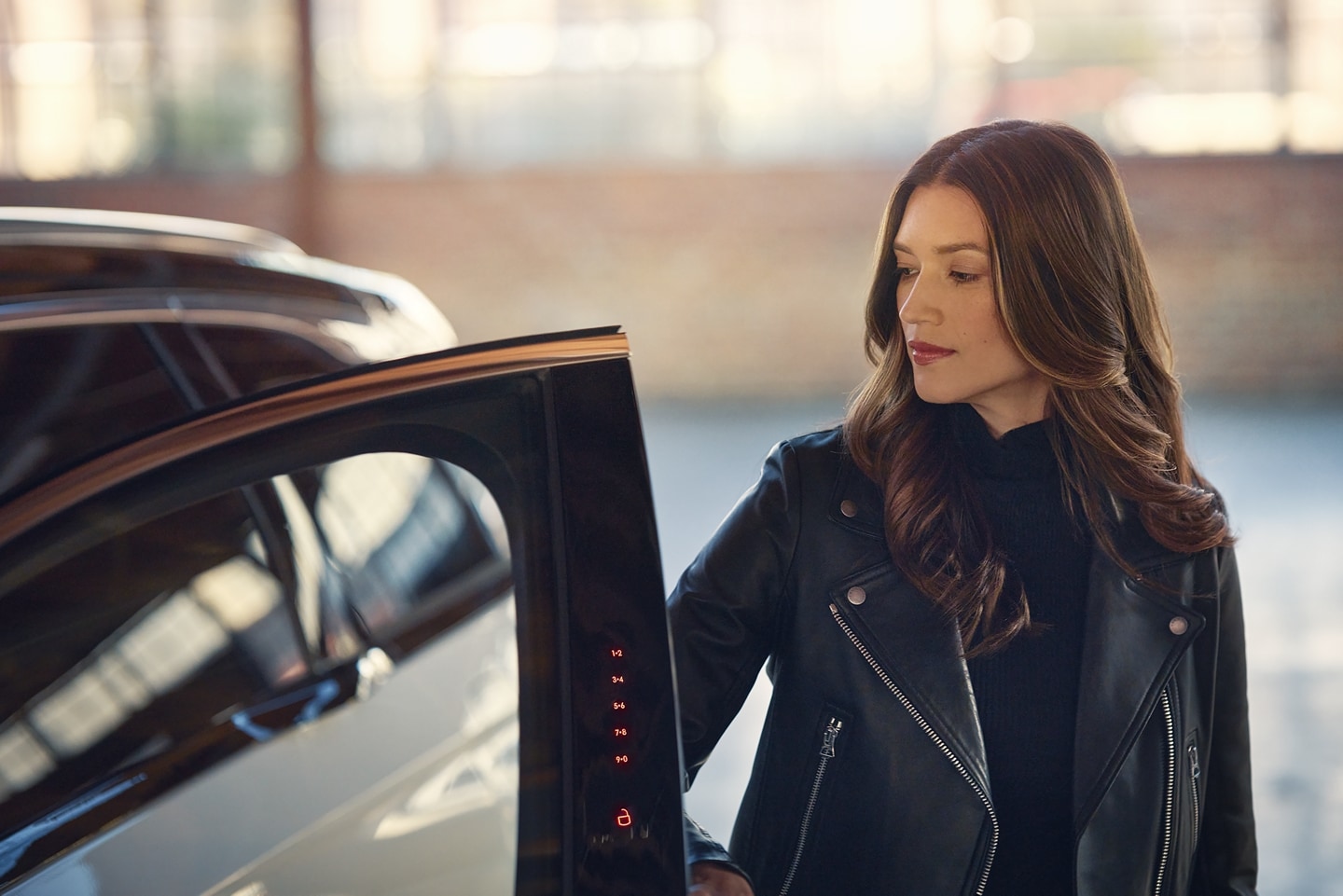Le clavier d’ouverture sans clé est illuminé sur le cadre de porte du Lincoln Black Label Nautilus 2025