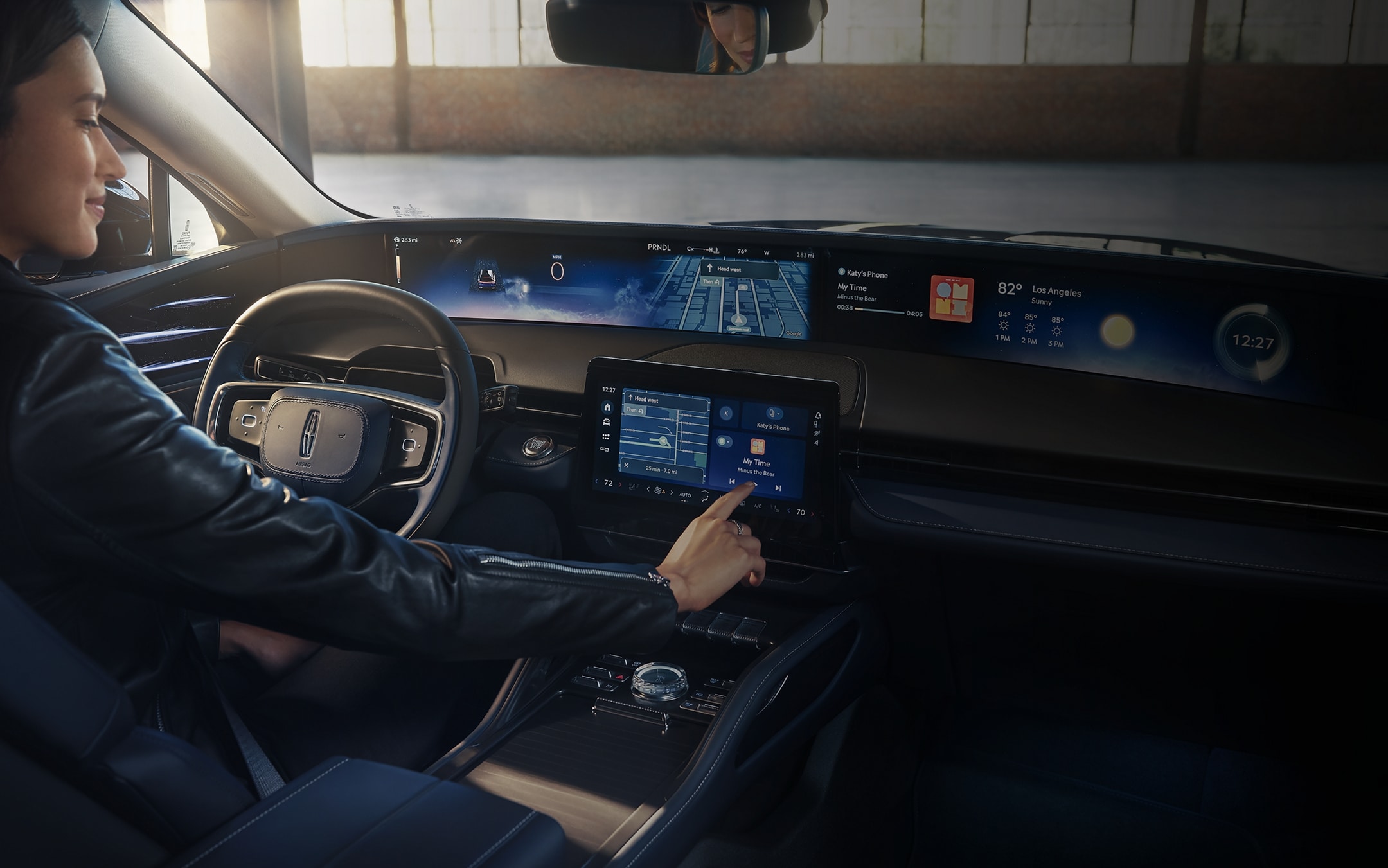 Le conducteur d’un VUS Lincoln Nautilus® 2024 interagit avec l’écran tactile central.
