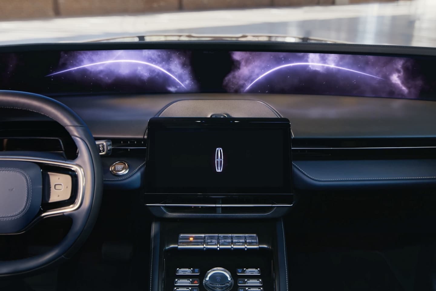Le tableau de bord d’un Lincoln Nautilus Première 2025 est éclairé par l’éclairage ambiant 