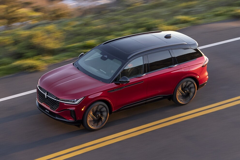 Un VUS Lincoln Nautilus 2025 est conduit avec le toit peint en noir bien en évidence