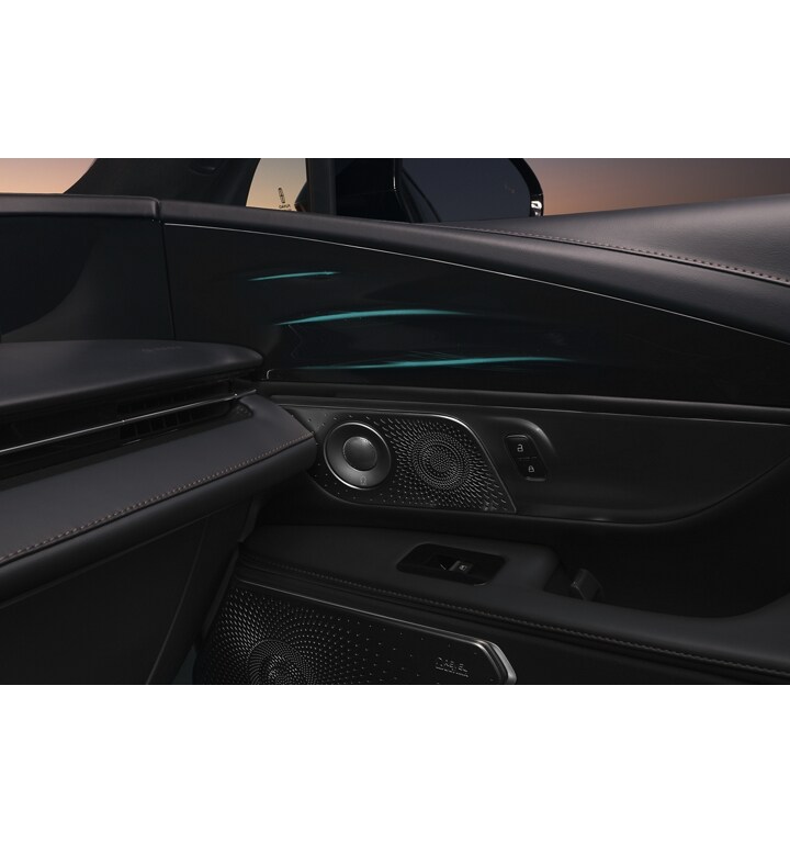 Le couvercle d’un haut-parleur du système audio Revel® Ultima 3D à 28 haut-parleurs en option est éblouissant de détails