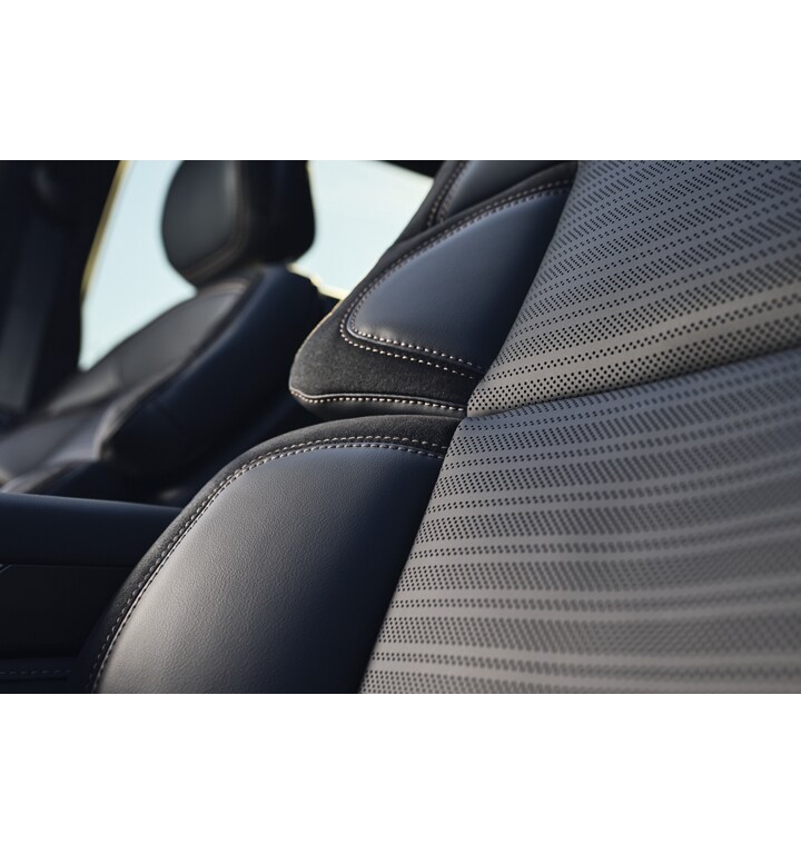 Une image en gros plan des coutures détaillées et le cuir du siège du conducteur avec l’ensemble décor Jet en option