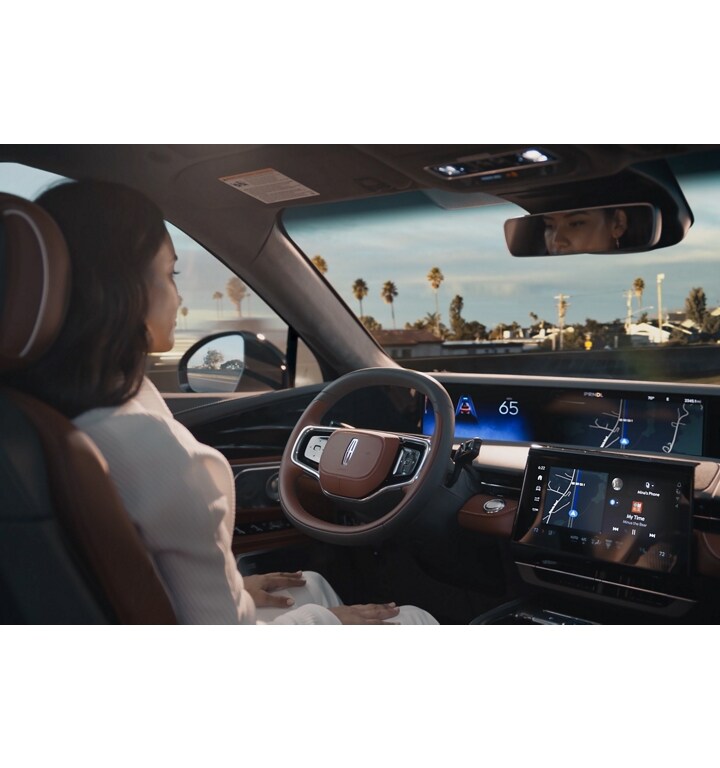 Le conducteur d’un VUS Lincoln Nautilus 2025 utilise la technologie mains libres Lincoln BlueCruise sur une autoroute à chaussées séparées