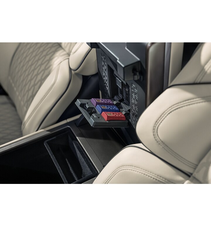 La console centrale d’un VUS Lincoln Nautilus 2025 est ouverte pour montrer les cartouches de parfum dans le diffuseur