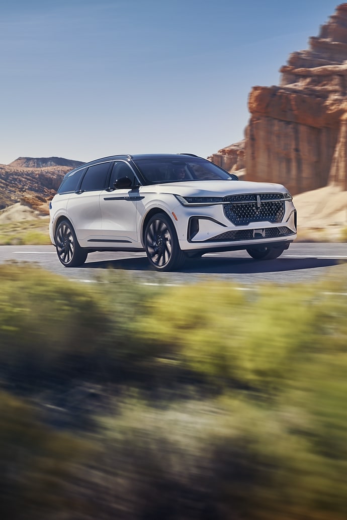 Le Lincoln Nautilus 2025 circulant sur une route dans le désert