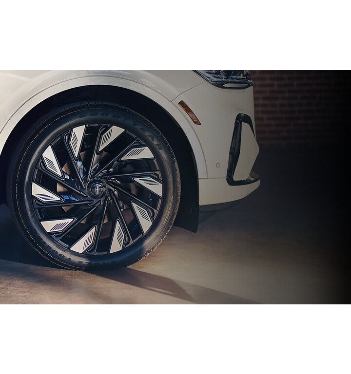 Gros plan sur une jante à 10 rayons montrée sur un Lincoln Nautilus 2025