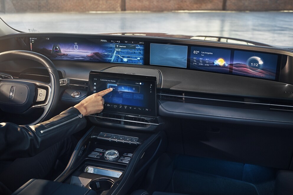 Les indications routières en temps réel sont affichées sur l’écran panoramique