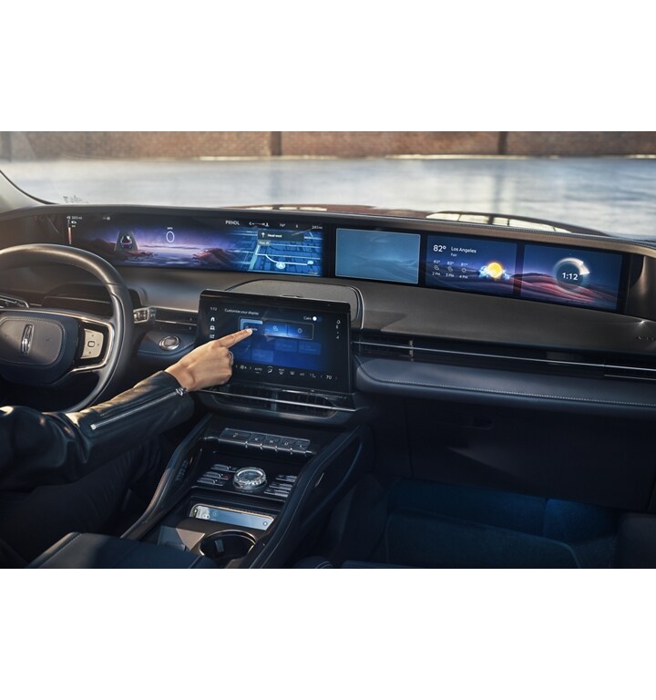 Deux écrans s’étendent sur le tableau de bord affichant un éventail d’informations utiles et personnalisables