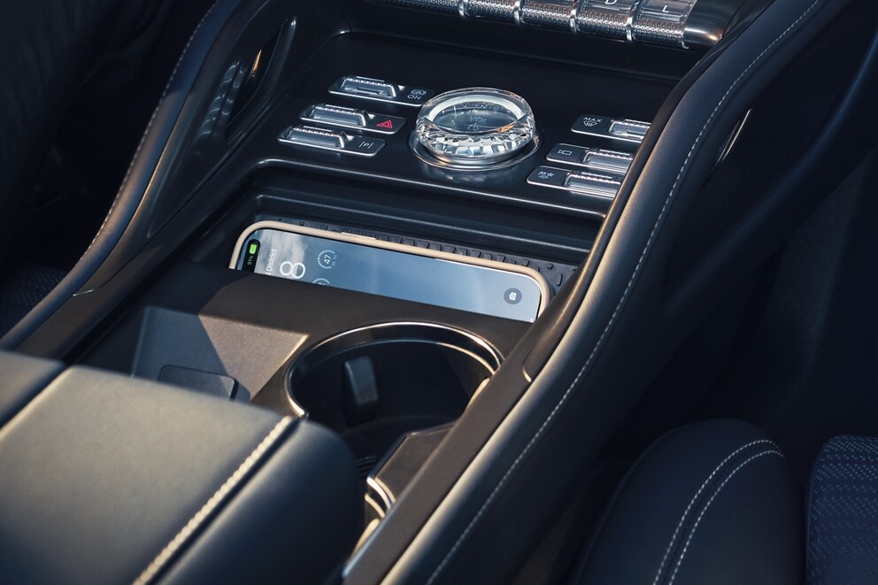 Un téléphone intelligent charge sur le tapis de recharge sans fil