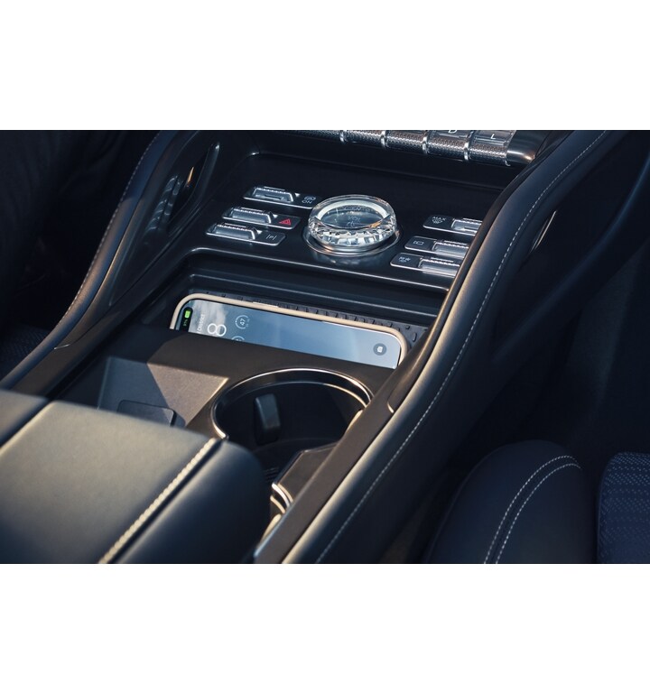 Le tapis de recharge sans fil est montré en train de charger un téléphone mobile dans le bac multimédia avant d’un VUS Lincoln Nautilus 2025