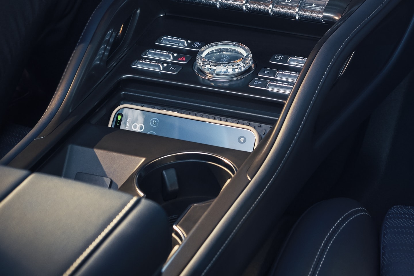 Un téléphone intelligent charge sur le tapis de recharge sans fil