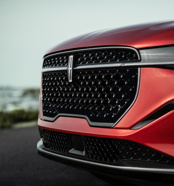 La calandre d’un VUS Lincoln Nautilus 2025 avec l’ensemble décor Jet en option brille au soleil