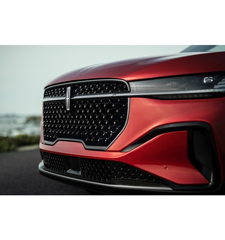 La calandre d’un VUS Lincoln Nautilus 2025 avec l’ensemble décor Jet en option brille au soleil