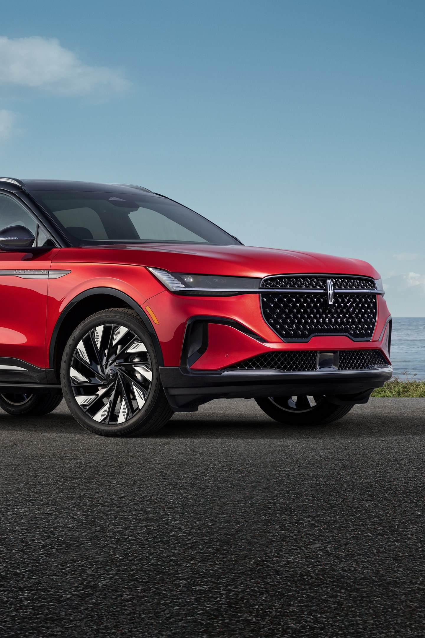 Un Lincoln Nautilus 2025 avec l’ensemble décor Jet en option est stationné sur un bord de mer