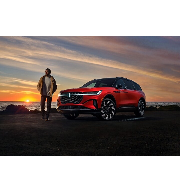 Un homme marche près d’un VUS Lincoln Nautilus 2025 pendant que la séquence d’accueil Lincoln Embrace se produit