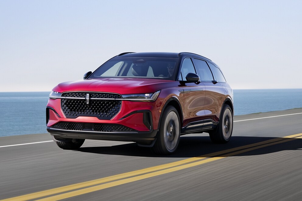 Un VUS Lincoln Nautilus 2025 est conduit sur une route de bord de mer