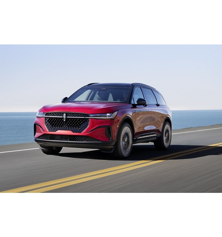 Un VUS Lincoln Nautilus 2025 est conduit sur une route de bord de mer