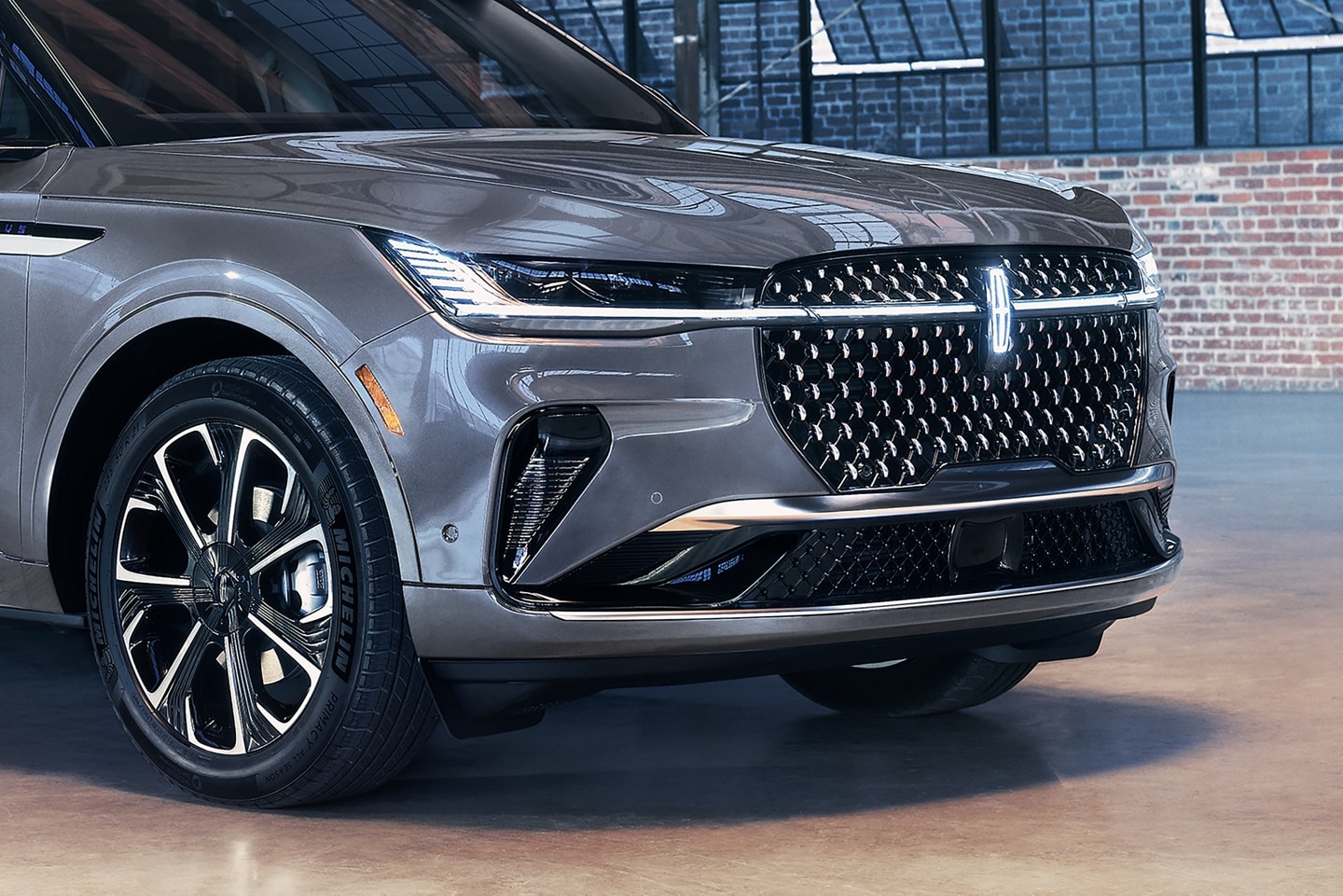 Les phares d’un VUS Lincoln Nautilus® 2025 brillent de mille feux