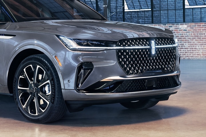 Les phares à DEL d’un VUS Lincoln Nautilus 2025 sont présentés