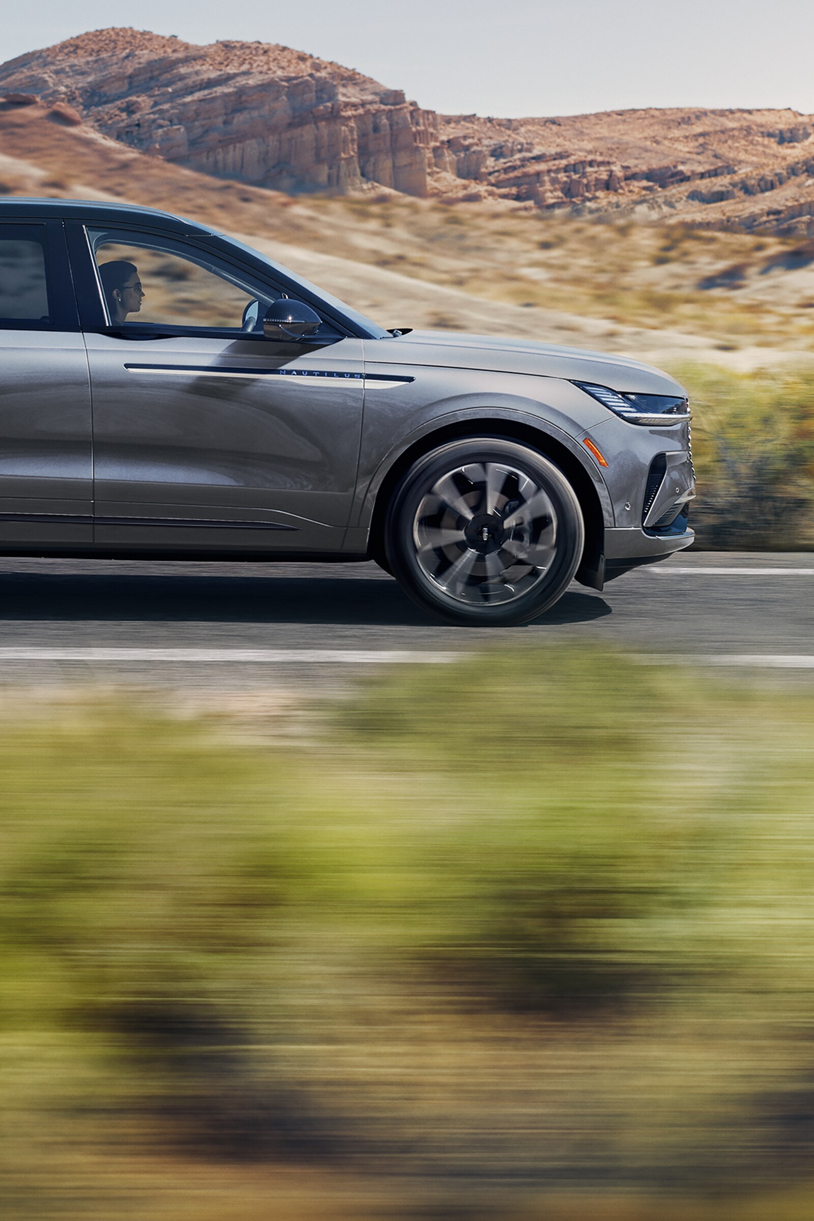 Un VUS Lincoln Nautilus 2025 dans un décor désertique