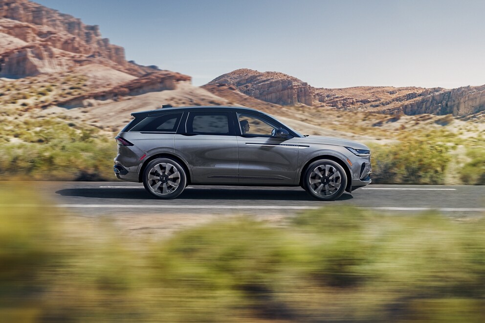 Un modèle Lincoln Nautilus Reserve 2025 est conduit dans un cadre désertique