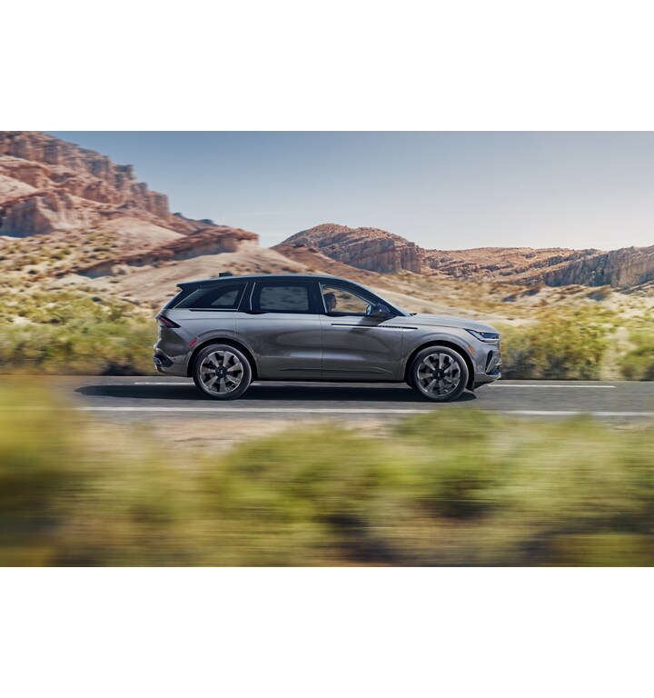 Un VUS Lincoln Nautilus Ultra 2025 circule sur une autoroute désertique