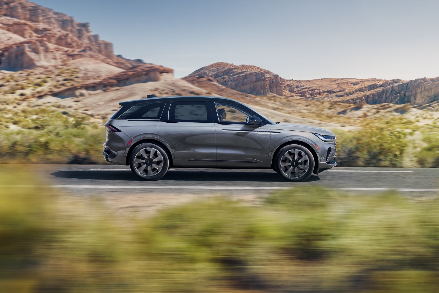 Un Lincoln Nautilus 2025 est conduit sur une route de bord de mer