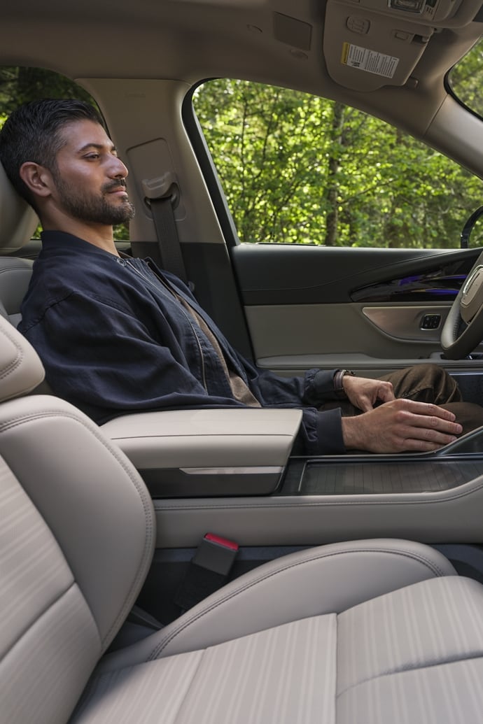 Une personne assise dans un VUS Lincoln Nautilus 2026 stationné profite de l’expérience Lincoln Rejuvenate