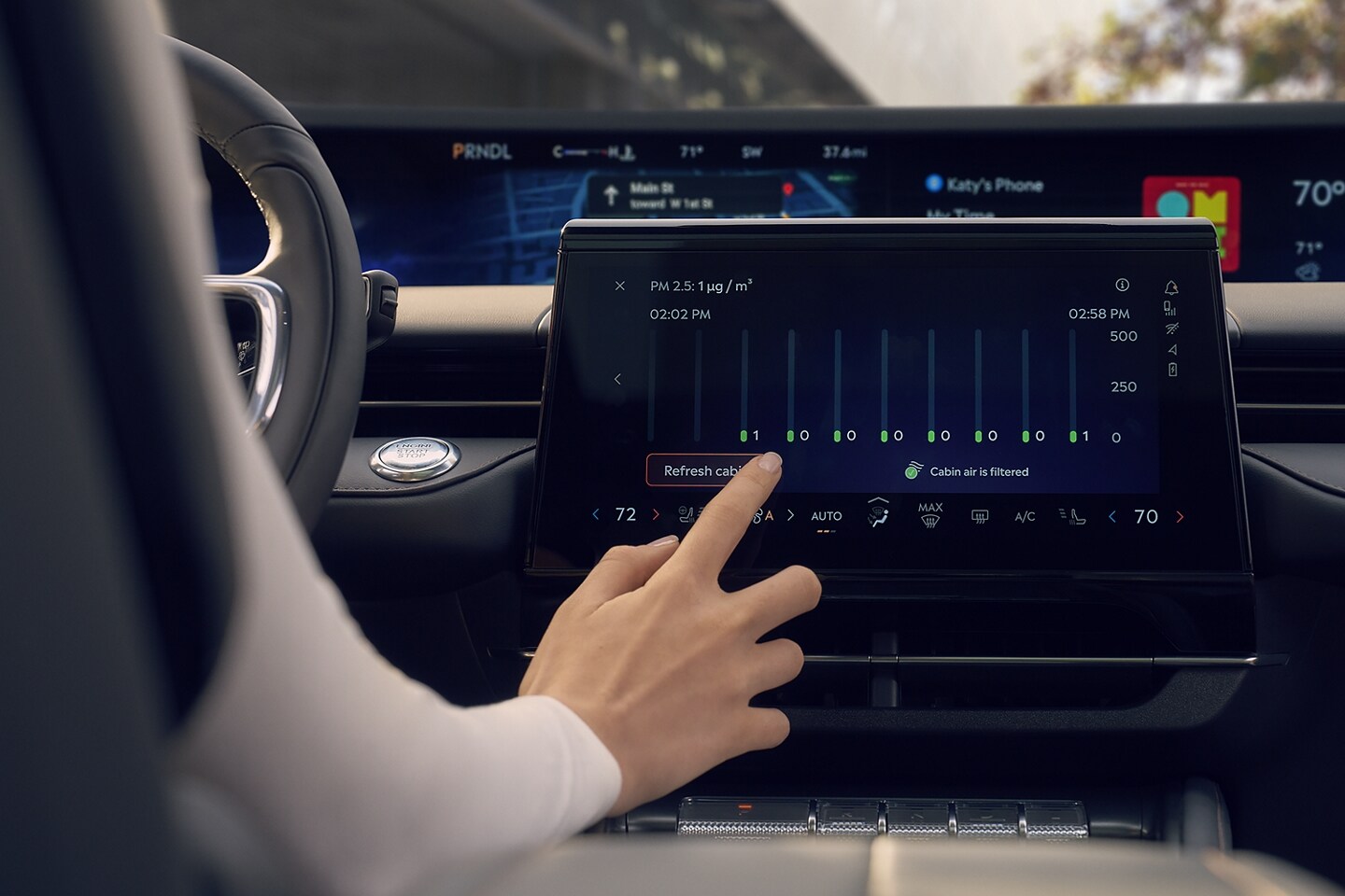 Le conducteur d’un Lincoln Nautilus 2026 règle les paramètres en option de rafraîchissement automatique de l’air.