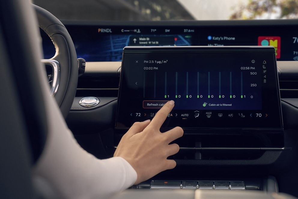 Le conducteur d’un Lincoln Nautilus 2026 règle les paramètres en option de rafraîchissement automatique de l’air.