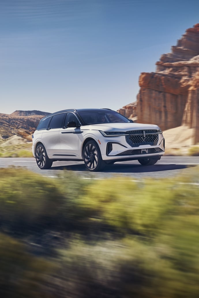 Le Lincoln Nautilus® 2025 circulant sur une route dans le désert