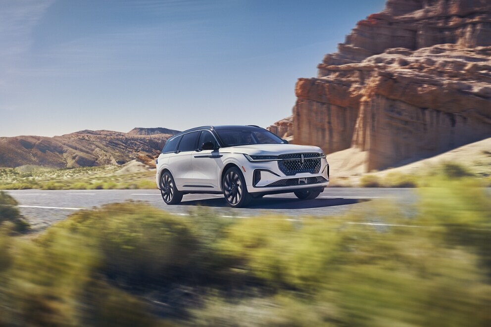 Un Lincoln Nautilus 2026 circule sur une route isolée