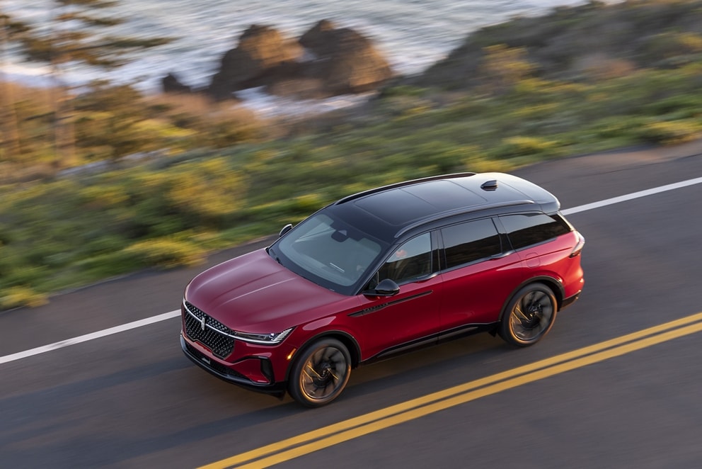 Un Lincoln Nautilus 2026 avec toit peint en noir