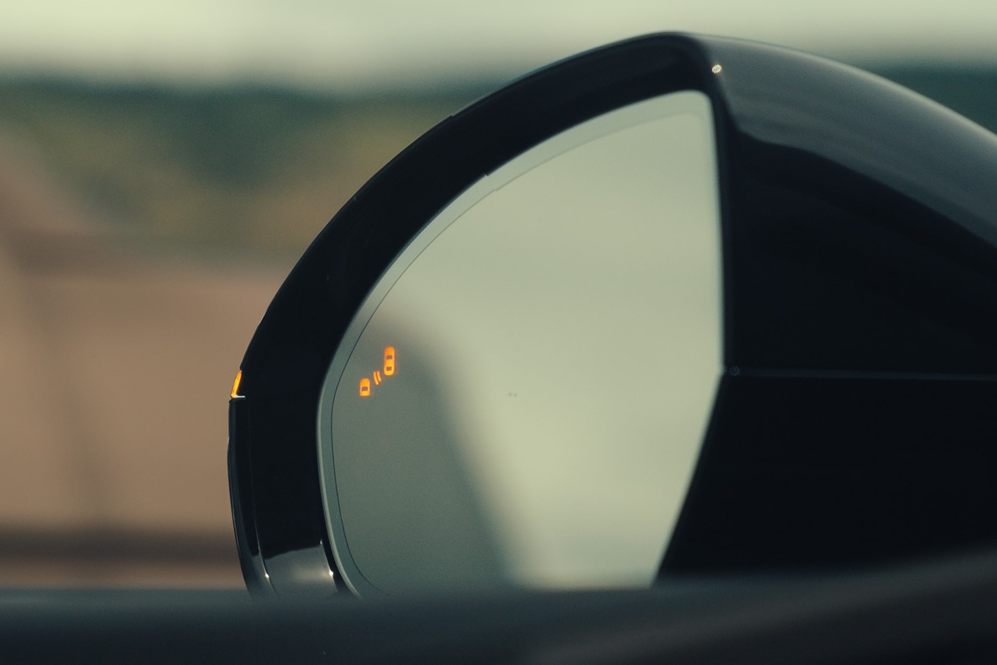 Illustration d’un véhicule Lincoln en marche arrière détectant un autre véhicule passant derrière lui